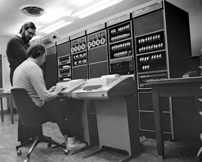 Kernighan e Ritchie di fronte a un PDP-11, inventando il C